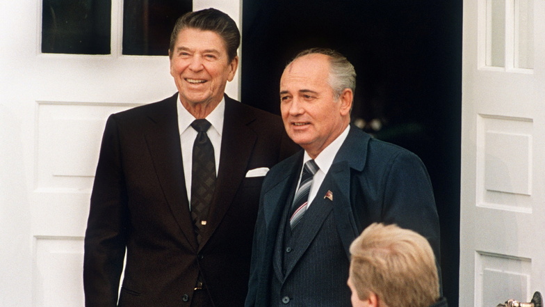 Oktober 1986: Gipfelgespräche mit US-Präsident Ronald Reagan in Reykjavik. Ein Jahr später wird die Abschaffung der Mittelstreckenraketen besiegelt.