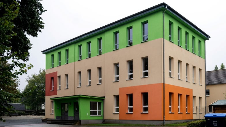 Bisher heißt sie schlicht Grundschule Steinigtwolmsdorf. Im kommenden Jahr, dem 145. ihres Bestehens, will sich die Schule jedoch umbenennen. Der Name steht schon fest.