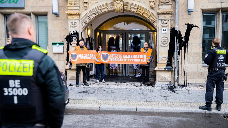 Klimaprotest: Eingangsbereich der FDP-Parteizentrale beschmiert