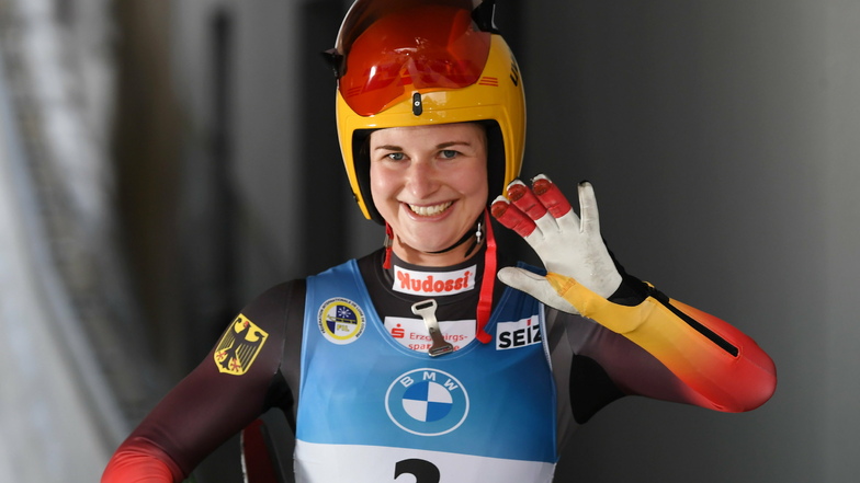 Die deutsche Rennrodlerin Julia Taubitz winkt nach dem Sieg im Rodel-Sprint an der Kunsteisbahn am Königssee.