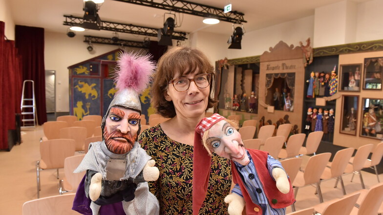 Museumsleiterin Gabriele Gelbrich im neuen Puppentheater auf Schloss Lauenstein, mit Ritter Gecko und Kasper.
