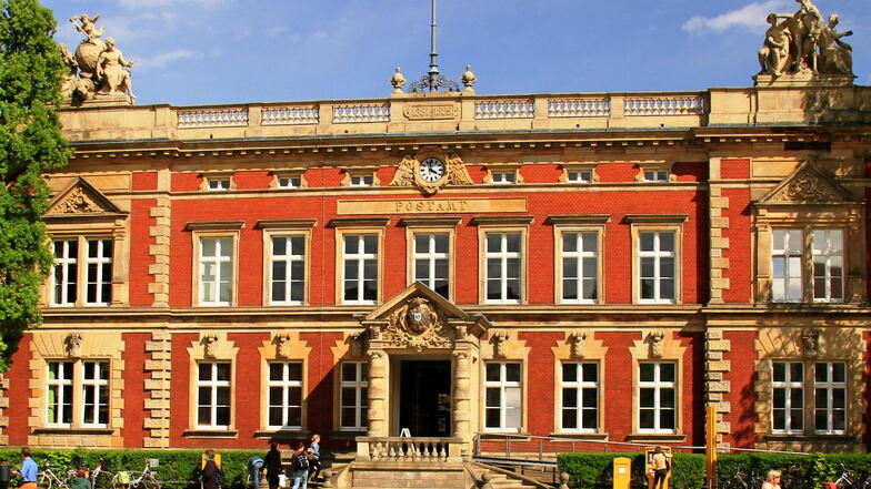 Der Schriftzug "Postamt" über dem Portal verweist auf die langjährige Nutzung dieses Gebäudes aus der Mitte des 19. Jahrhunderts am Görlitzer Postplatz. Nun wird das Deutsche Zentrum für Astrophysik große Teile des Hauses nutzen.