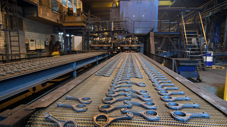 Bei Frauenthal Powertrain in Roßwein werden Pleuelstangen für die Autoindustrie hergestellt. Derzeit stehen die Pressen und Transportbänder aber still.