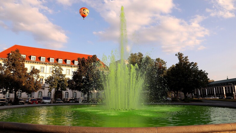 Seit Mittwoch sprüht die Fontäne am Palaisplatz giftgrünes Wasser.