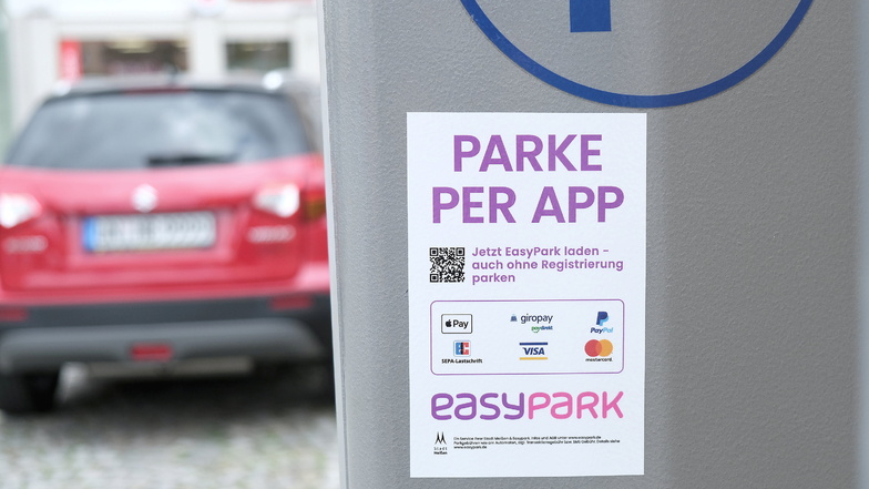 Wie hier am Kleinmarkt, weisen Aufkleber an den Parkscheinautomaten auf das neue Parken-per-App-Angebot von "Easy Park" hin.