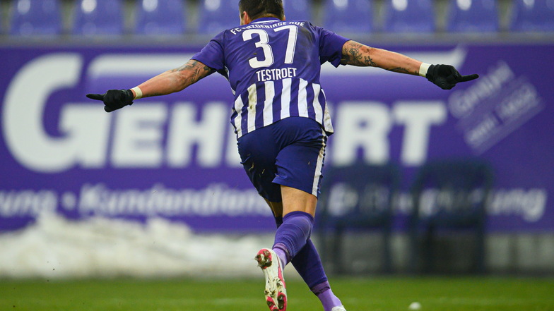 Pascal Testroet feiert seinen Treffer zum 3:1. Für den früheren Dynamo-Stürmer war es bereits der 9. Saisontreffer. Damit steht der 30-Jährige gemeinsam mit zwei weiteren Profis auf Rang 2 der Torjägerliste in Liga 2.
