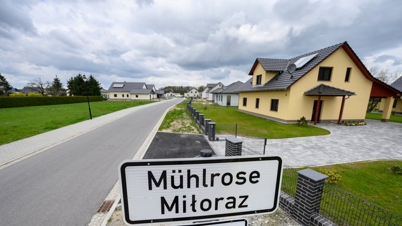 Der Großteil der Einwohner von Mühlrose, das der Kohle weichen soll, wohnt bereits in Neu-Mühlrose - einer Neubausiedlung knapp sieben Kilometer vom alten Dorf entfernt.