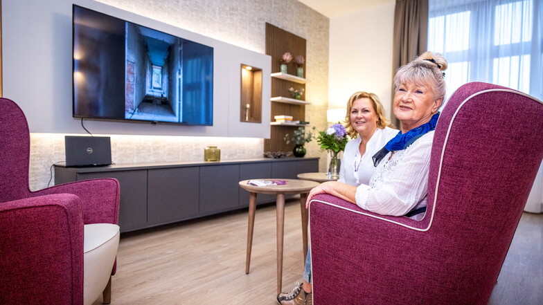 Geschäftsführerin Swetlana Irmscher (hinten) mit ihrer Mutter Irina Lange in den neuen Räumen der WG.