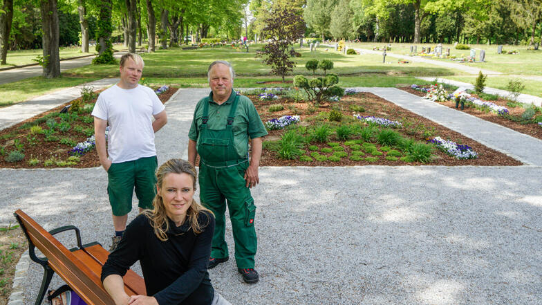 Sandra Theusner vom Fachverband begleitet das Projekt Garten der Erinnerung auf dem Bischofswerdaer Friedhof. Realisiert wird es durch die Gärtnerei Krauße, die Martin (l.) und Erhard Döring führen.