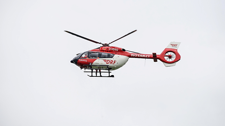 Nach einem Unfall auf der A 4 zwischen Pulsnitz und Ohorn am Montagabend wurde ein Mann per Hubschrauber ins Krankenhaus gebracht.