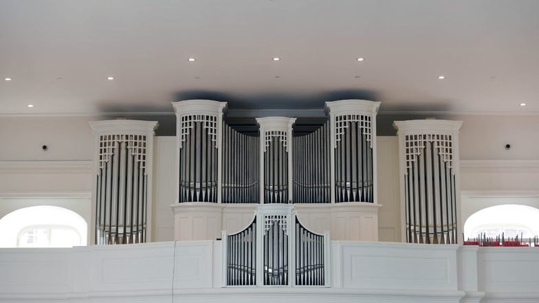 Nicht nur innerlich, sondern auch äußerlich durch die Orgelbaufirma Eule runderneuert: die Schuster-Orgel im Kirchensaal.