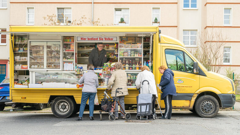 Wo der mobile Supermarkt von Pflugs mobile Frische GmbH hält, bildet sich mancherorts sofort eine kleine Schlange.