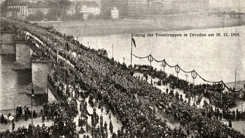 Einzug der Fronttruppen über die Augustusbrücke am 18. Dezember 1918. Postkarte Ende 1918.