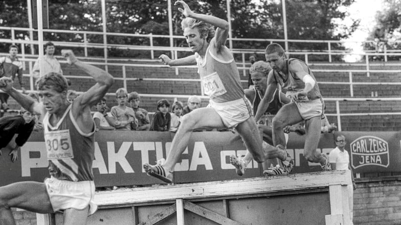 Ein Dresdner Lauf-Idol ist Hagen Melzer. 1986 wurde er Europameister über die Hindernisse und holte ein Jahr darauf WM-Silber. Beim „Goldenen Oval“ in seiner Heimatstadt gab es für Melzer zweimal die Ehrenplakette für die beste Leistung.