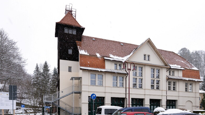 Jahnturnalle Sebnitz: Das Gebäude diente früher auch als Feuerwehrgerätehaus. Neben dem Schlauchturm wurde die neue Fluchttreppe installiert.