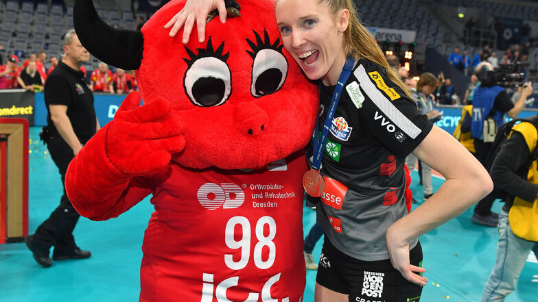 Bekannt für ihre gute Laune: Kadie Rolfzen, hier mit DSC-Maskottchen Burny, nach dem Pokalsieg der Dresdnerinnen im Februar gegen Stuttgart.