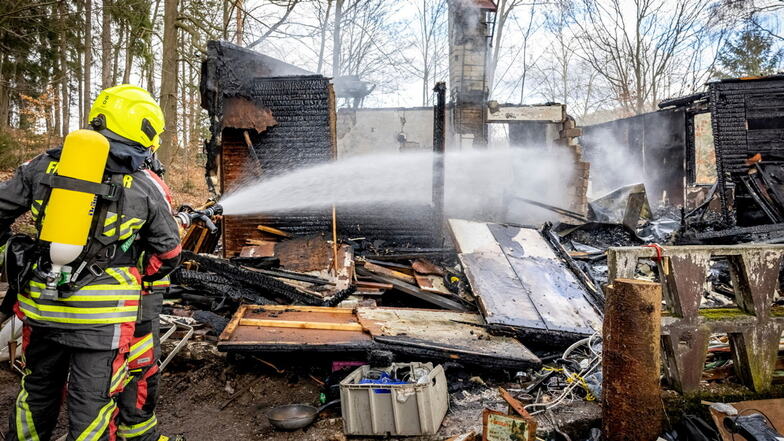 Am Samstag brannte bei Gohrisch ein Wochenendhaus nieder. Polizisten konnten den mutmaßlicher Brandstifter stellen.