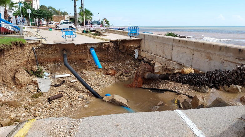 Spanien, Alcanar: Nach starken Regenfällen hat sich in einer Straße ein Loch aufgetan.