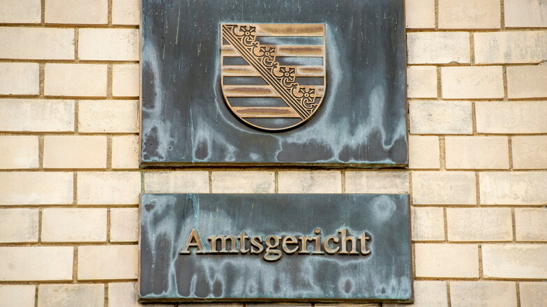 Ein 37-jähriger Angeklagter hat sich an seiner dreijährigen Tochter vergangen und Jungs auf der Toilette aufgenommen. Nun wurde er am Amtsgericht Dresden verurteilt.