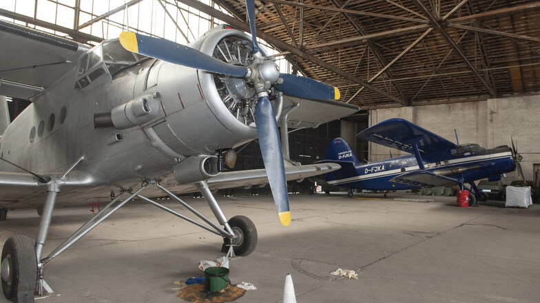 Insgesamt drei Antonow AN2 standen über den Winter in der Fliegerhalle von Ronald Größner auf dem Flugplatz. Eine ist schon wieder im Einsatz.