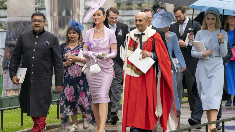 Sängerin Katy Perry verlässt Westminster Abbey nach der Krönungszeremonie von König Charles III. und Königin Camilla.