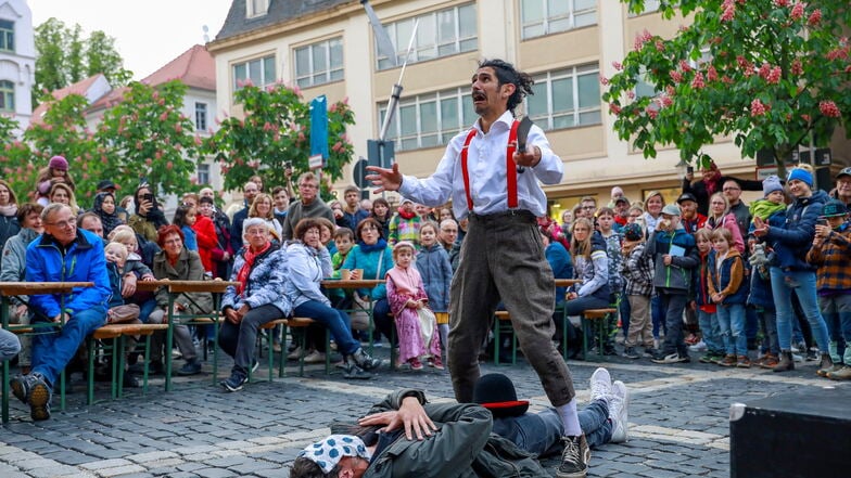 Am Rathausplatz zelebrierten die reisenden Artisten der Show Dem Carnies ein Spektakel.