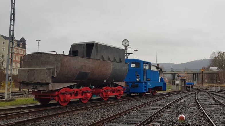 Der Dampflok-Tender mit restaurierten Drehgestellen kam vor einigen Tagen zurück ins Maschinenhaus der Eisenbahnfreunde.