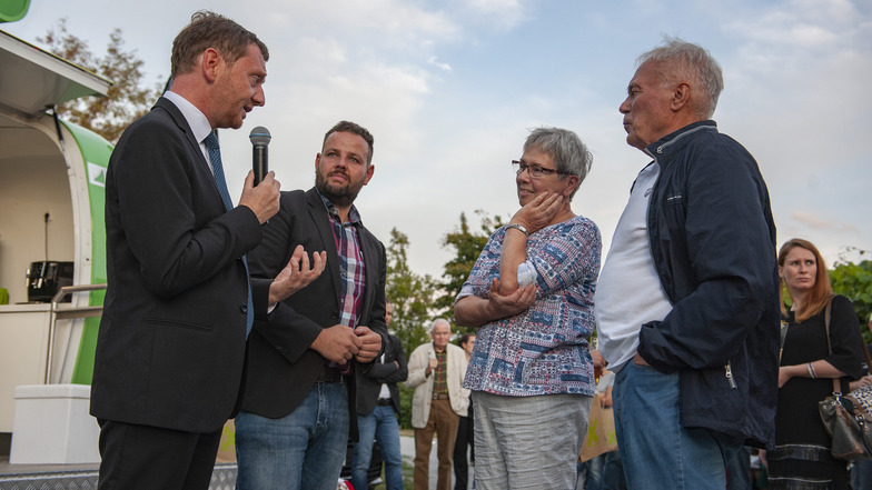 Sachsens Ministerpräsident Michael Kretschmer und Großenhains CDU-Landtagsabgeordneter Sebastian Fischer nahmen sich Zeit für Gespräche, wie hier mit Martina Köpke und Manfred Berge aus Diesbar-Seußlitz.