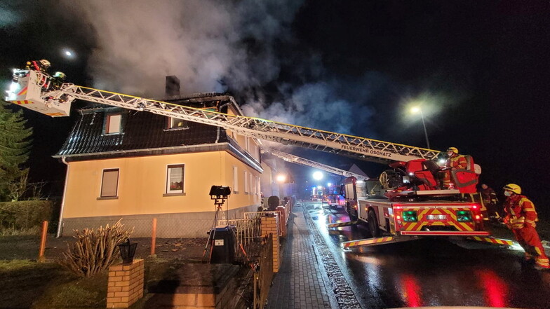 Stundenlang war die Feuerwehr in der Nacht von Montag zu Dienstag in Nickritz im Einsatz. Das Haus ist nach Feuer und Löscheinsatz fürs Erste unbewohnbar - die fünf Hausbewohner brauchen dringend Hilfe.
