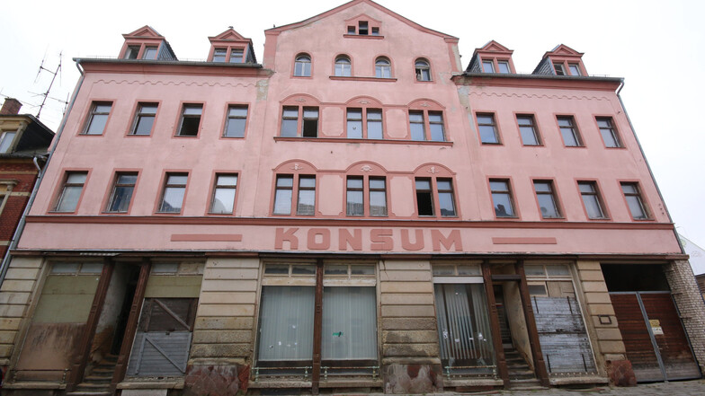 Der alte Konsum an der Goethestraße in Hartha verfällt zusehends. Die Fassade bekommt sichtliche Risse.