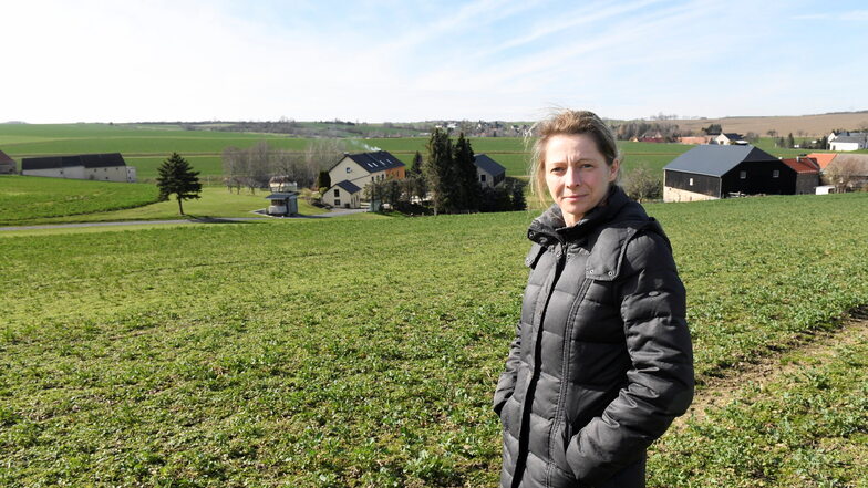 Jana Löser unweit ihres Familiengrundstückes in Wingendorf. Hier, wo sie steht, wurden die Überreste des Muffel-Widders gefunden.