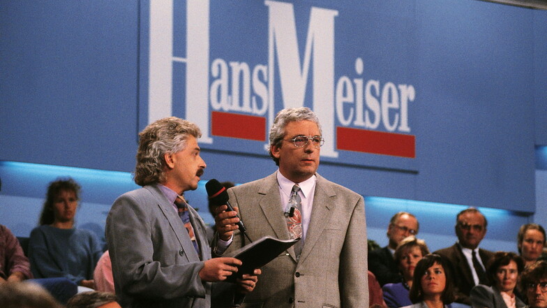 Hans Meiser (r) moderiert 1992 seine Sendung "Hans Meiser" als erste Nachmittagstalkshow im deutschen Fernsehen.