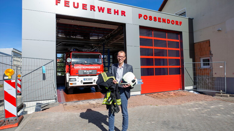 Der Hauptverwaltungsleiter der Gemeinde Bannewitz, Heiko Wersig, greift beim Umzug der Feuerwehr in den Anbau mit zu.