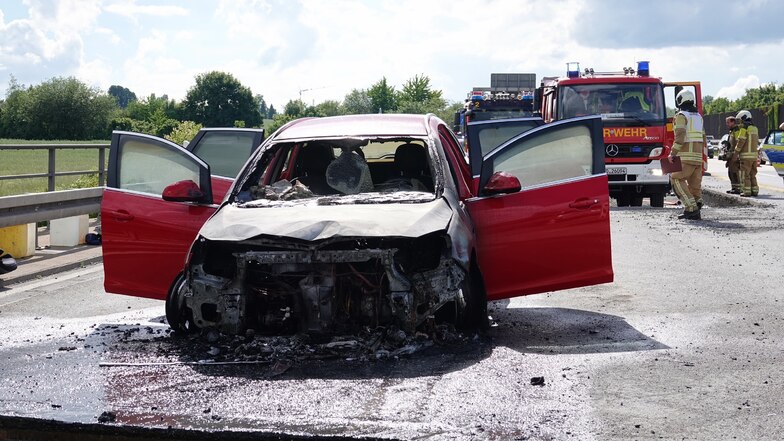 Der Motorraum eines Opels ist am Montag auf der A4 in Dresden ausgebrannt.