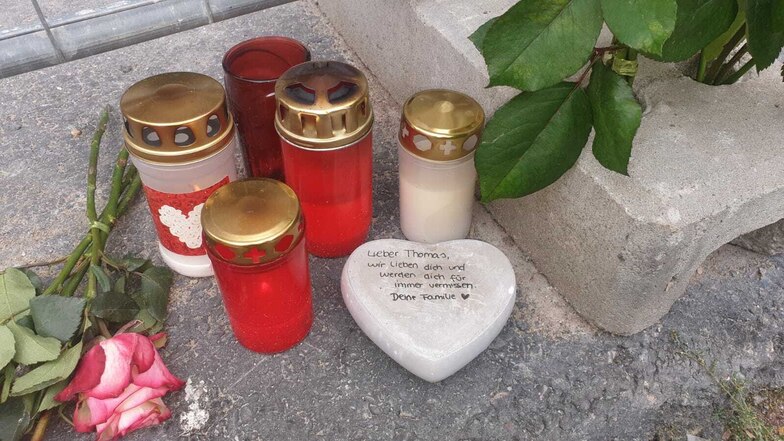 Am Tatort erinnert ein steinernes Herz an den getöteten 55-Jährigen.