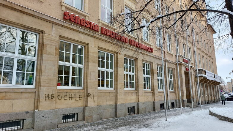 Ein beleidigender Schriftzug wurde am Dienstagmorgen in Bautzen an der Fassade des Hauses der Sorben entdeckt.