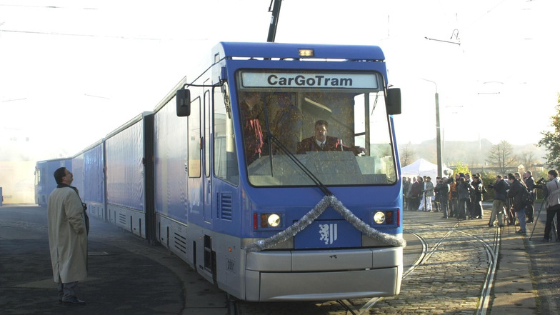 Die Güterstraßenbahn am 16. November 2000 beim sogenannten Roll-Out in Trachenberge.