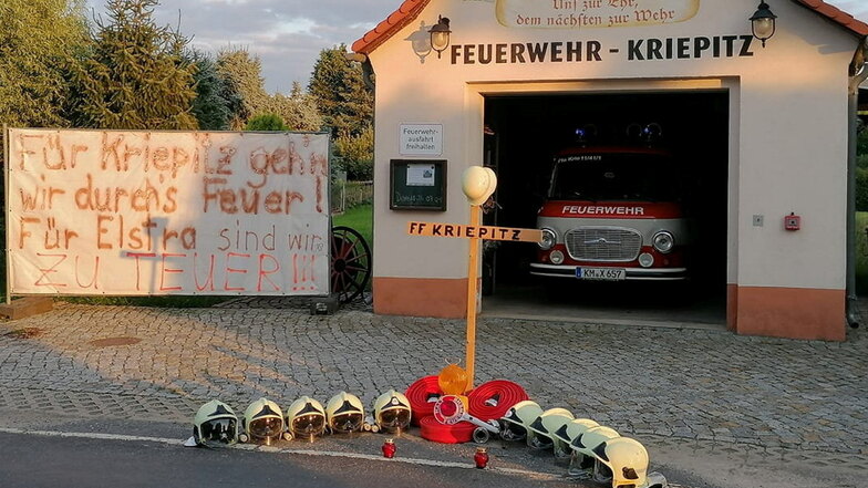 Symbolisch trugen die Kameraden der Freiwilligen Feuerwehr Kriepitz ihren Standort zu Grabe. Gleich nach der Entscheidung im Elstraer Stadtrat stellten sie das Kreuz vor ihr Gerätehaus.