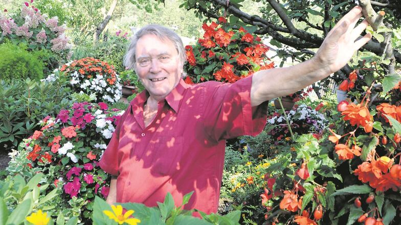 Die Blumenpracht in Helmut Fechners Garten war nicht nur für ihn selbst eine große Freude. Am Gartenzaun gab er Passanten gerne einen fachmännischen Tipp.