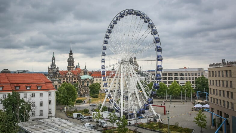 55 Meter hoch ist das "Wheel of Vision" auf dem Postplatz in Dresden. In diesem Jahr bietet das Riesenrad eine neue Attraktion speziell für Dynamo-Fans.
