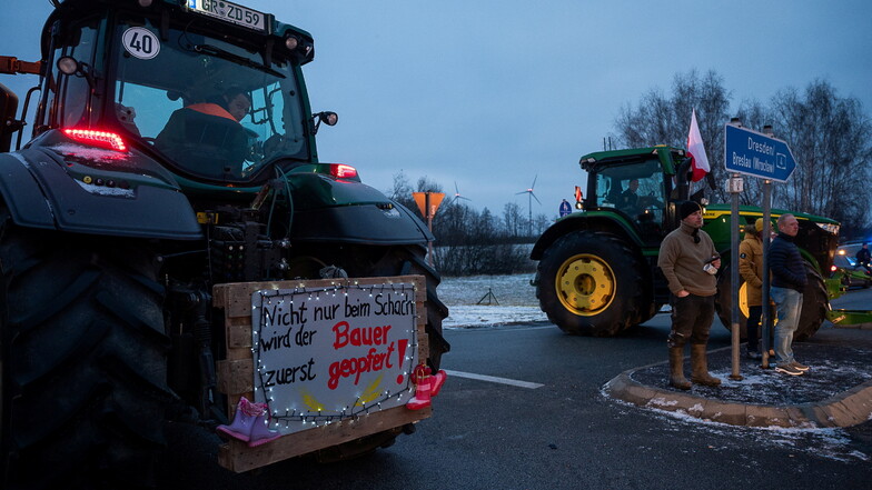 Landwirte und Unternehmer blockieren aus Protest die Autobahnauffahrten und die B115 in Görlitz.