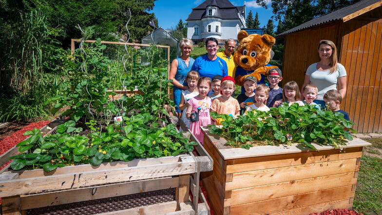 VR-Bank Vorstand Angelika Belletti (Zweite von links) war zu Gast im Kindergarten „Haus der kleinen Stifte“ und überzeugte sich vom Erfolg der kleinen Gärtner.