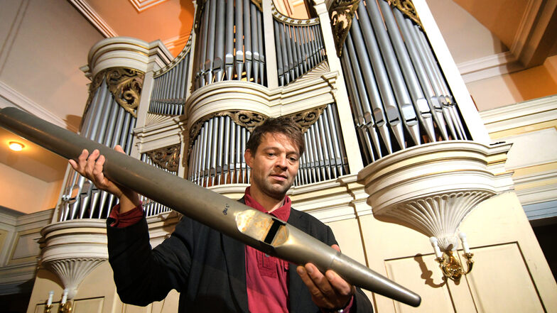 Waldheims Kantor René Michael Röder zeigt eine von mehr als 400 Pfeifen der historischen Kreutzbach-Orgel in der St. Nicolai-Kirche, die saniert werden sollen. Damit wird das Instrument in den Zustand seiner Bauzeit, Mitte des 19. Jahrhunderts zurückverse