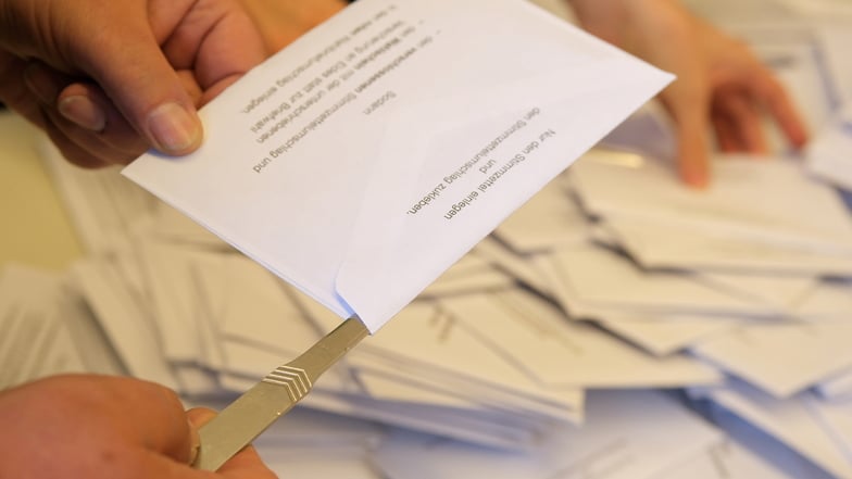 Briefwahl-Auszählung im Kreis Meißen: In manchen sächsischen Gemeinden liegt die Wahlbeteiligung bei mehr als 100 Prozent.