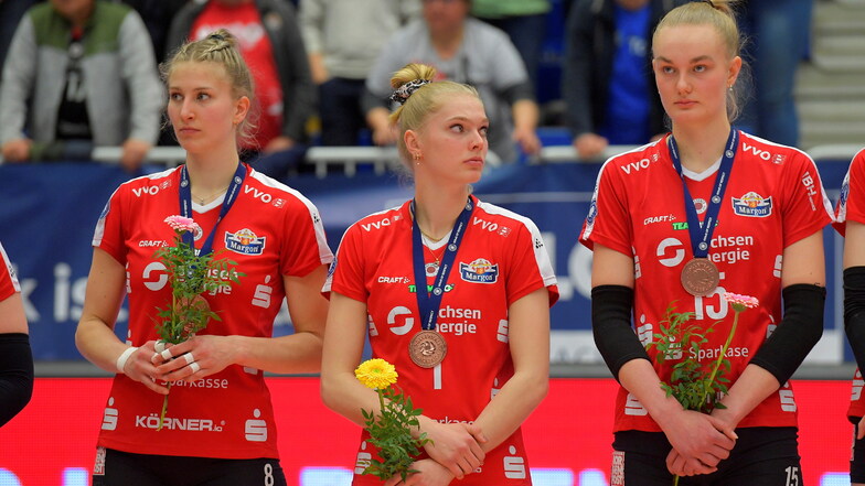 Die Blicke sagen alles: Bronze ist für die erfolgsverwöhnten Dresdner Volleyballerinnen bestenfalls ein Trostpreis. Für Julia Wesser, ganz rechts), ist es der letzte öffentliche Auftritt im DSC-Trikot.
