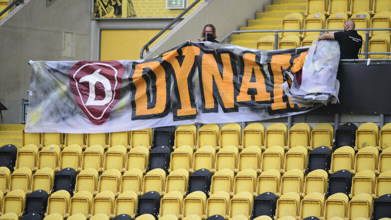 Die Plakate auf der Tribüne im Rudolf-Harbig-Stadion sind eingerollt, doch die Frage bleibt: Wie geht es weiter für Dynamo - und vor allem in welcher Liga?