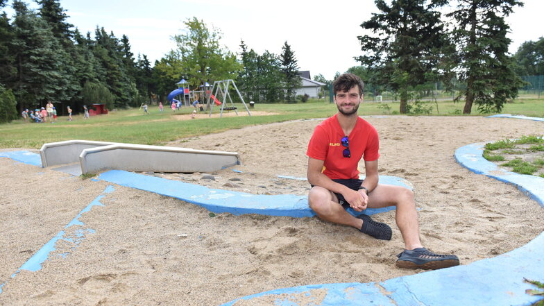 Marcel Gundel sitzt am Rand des ehemaligen Kinderbeckens, das aus Hygienegründen und Geldmangel geschlossen und zum Sandkasten umfunktioniert wurde. Am liebsten würde der Badbetreiber den ganzen Spielplatz neu gestalten.