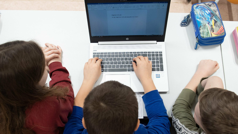 Drei Kinder müssen sich ein Laptop teilen, weil es einfach nicht für alle reicht. Dieses Problem soll künftig mit staatlicher Hilfe gelöst werden.