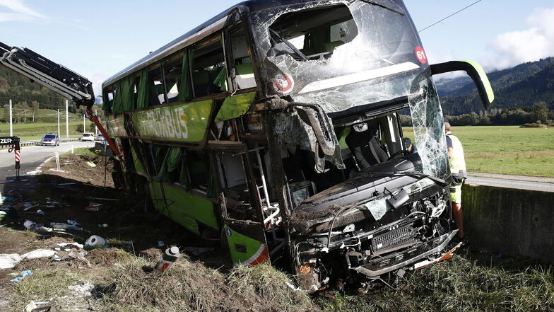 Der bei Micheldorf in Österreich verunglückte Reisebus aus Berlin liegt im Graben. Bei dem Unfall ist eine Frau ums Leben gekommen.