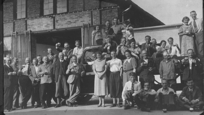 Dieses Foto von 1935 zeigt die Mitarbeiter der Großhandlung Eisen Feustel, als sich der Betrieb noch an der Leipziger Straße auf dem Gelände des Alten Schlachthofs befand.